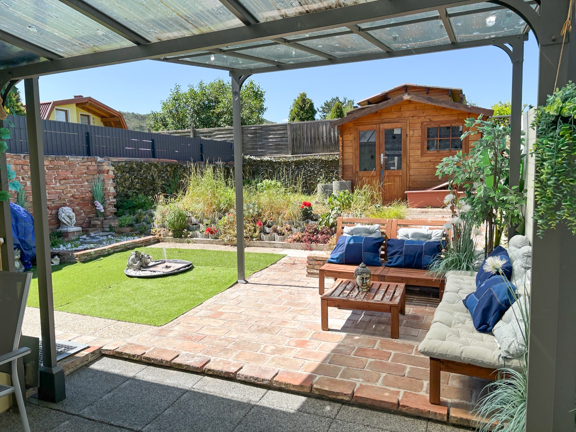 Kleines Haus mit Terrasse