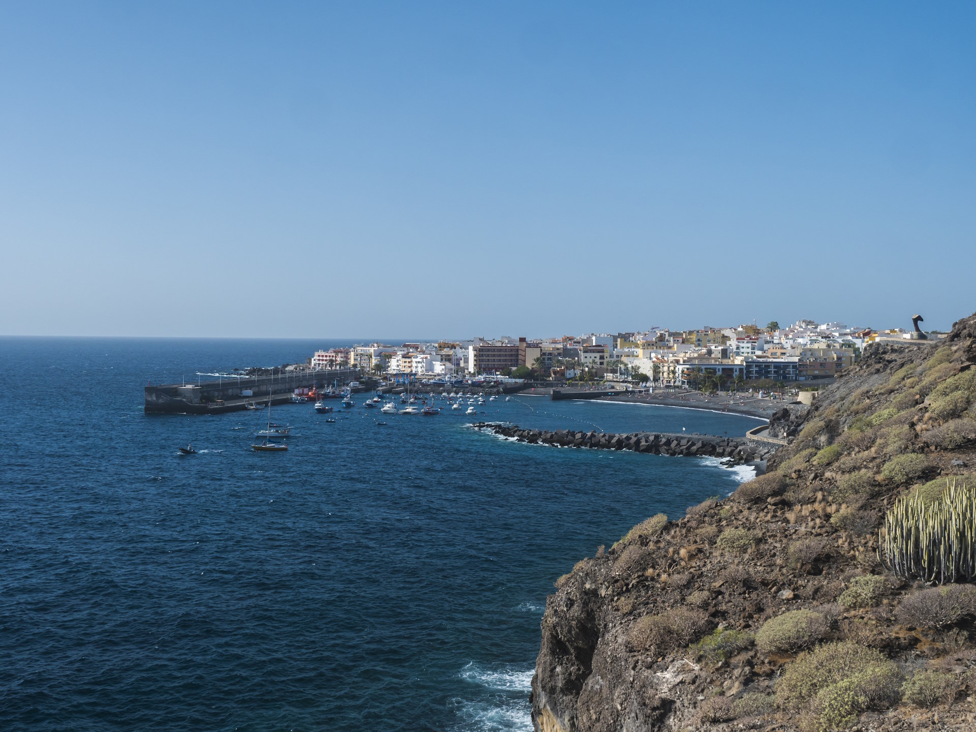 Guía de Isora ist eine Gemeinde auf Teneriffa, die im Westen der Insel liegt und an Adeje, Santiago del Teide und den Teide-Nationalpark grenzt. Sie erstreckt sich vom Meer bis auf eine Höhe von 1055 Metern über dem Meeresspiegel.